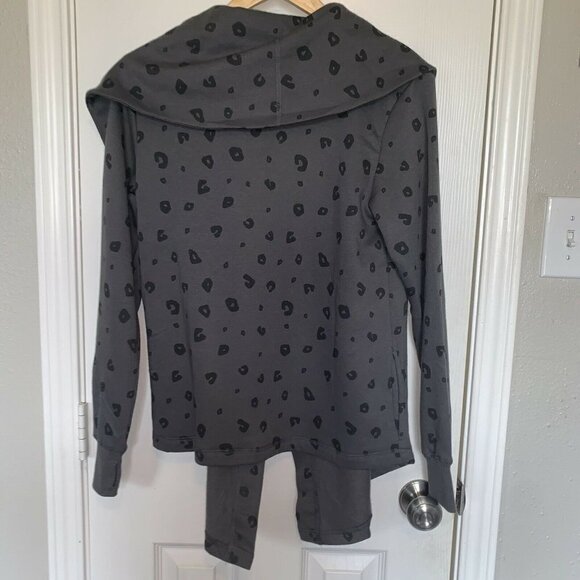 OLIVE & OAK Gray Leopard Draped Front Button Sweater Cardigan Size Small - Picture 4 of 7